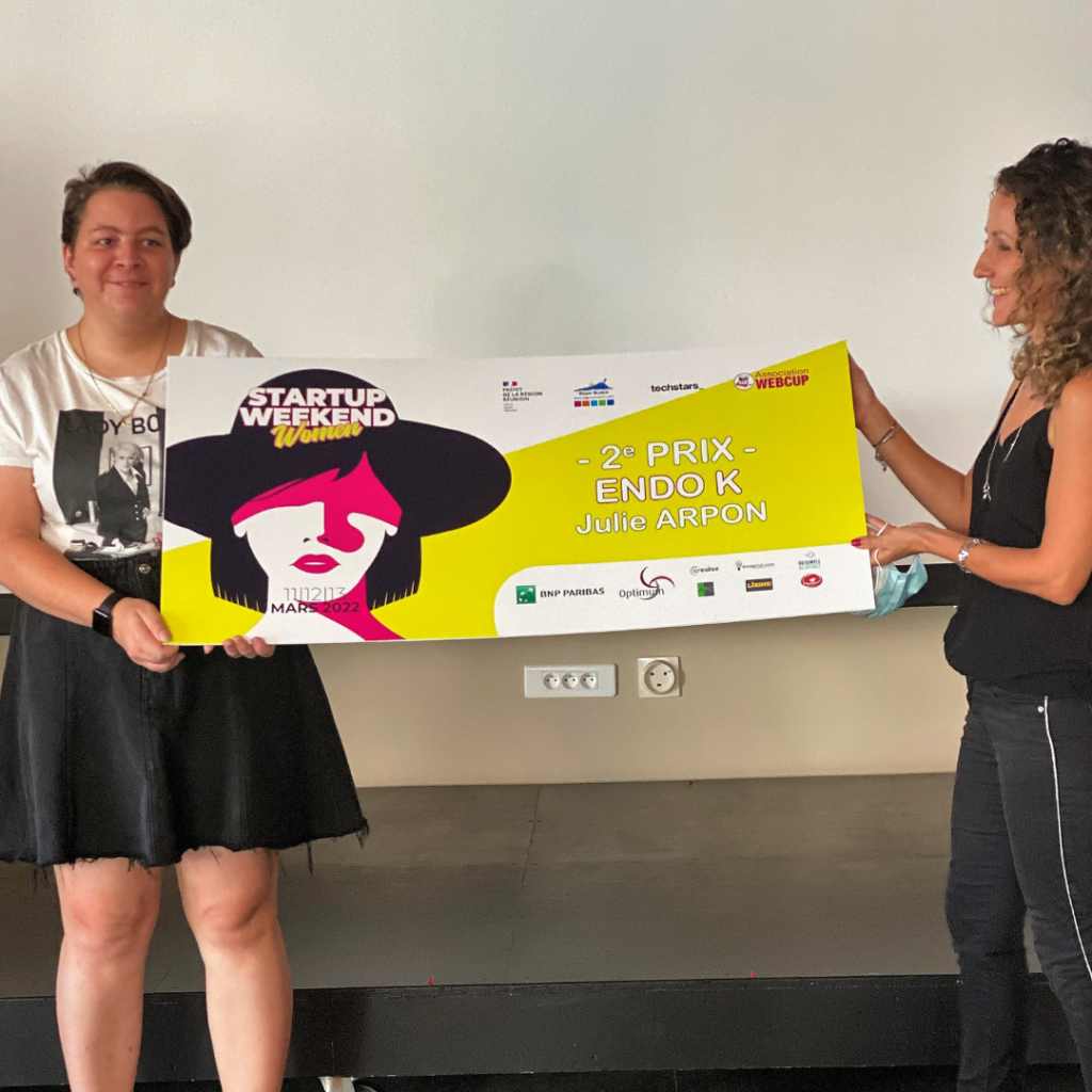 Julie Arpon - 2eme prix Startup weekend women reunion 2022,remis par Kelly Mascarel Responsable marché PME à la BNP Paribas